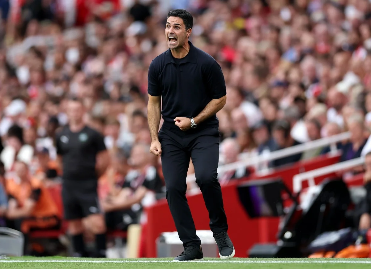 Mikel Arteta shouts instructions during Arsenal vs Chelsea